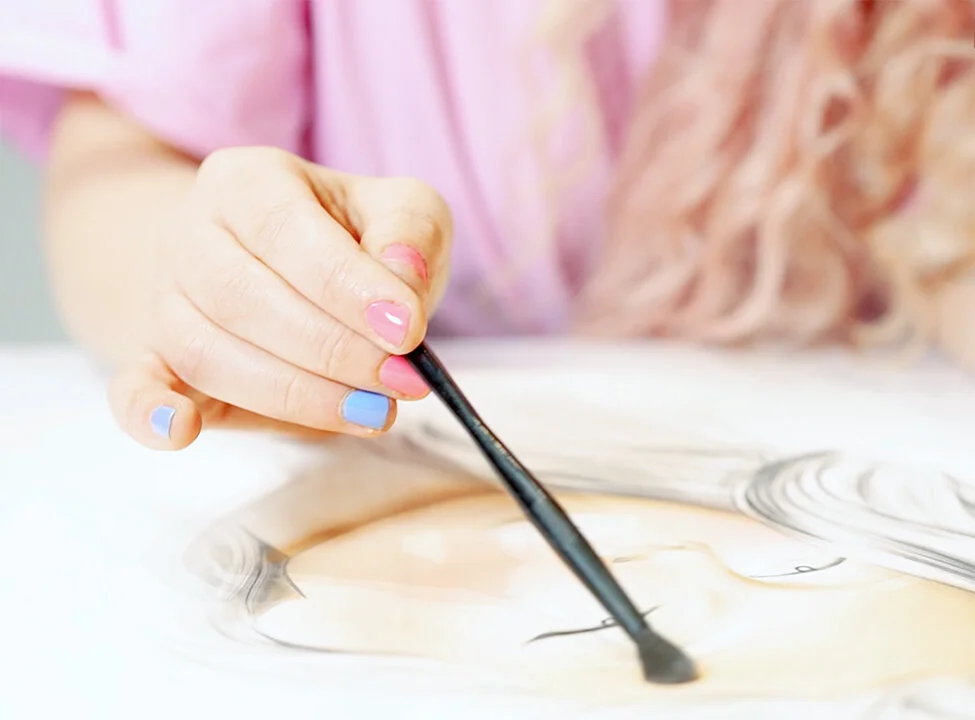 Learn how to recreate Kylie Jenner makeup look with makeup on paper