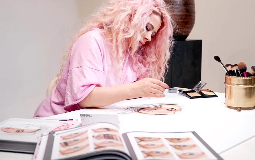 Liza Kondrevich drawing with makeup: Kylie Jenner eye makeup look